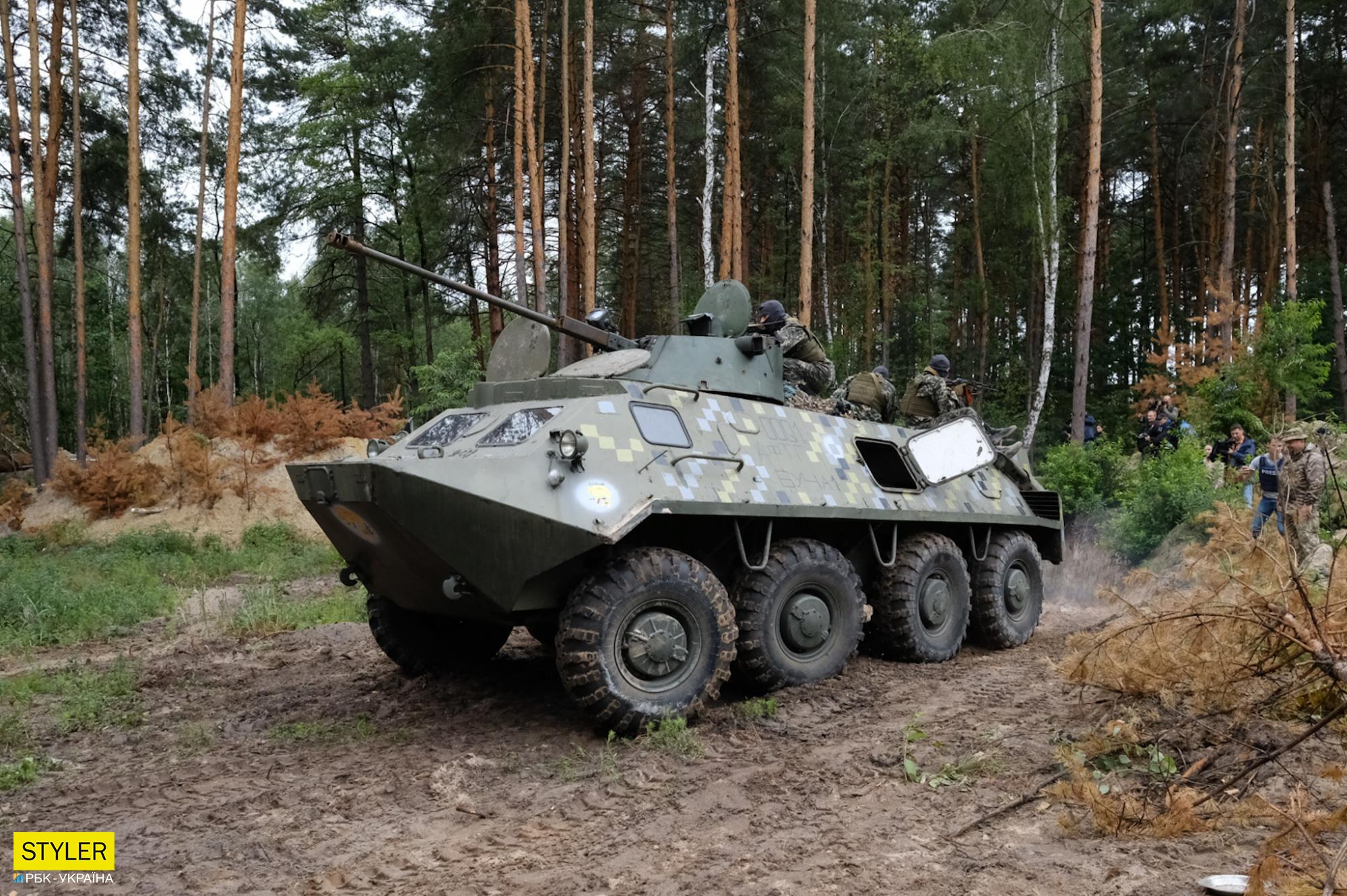 Тут ховалися 15 тисяч окупантів, а зараз тренуються бійці ТрО: сильні фото з навчального табору біля Бучі